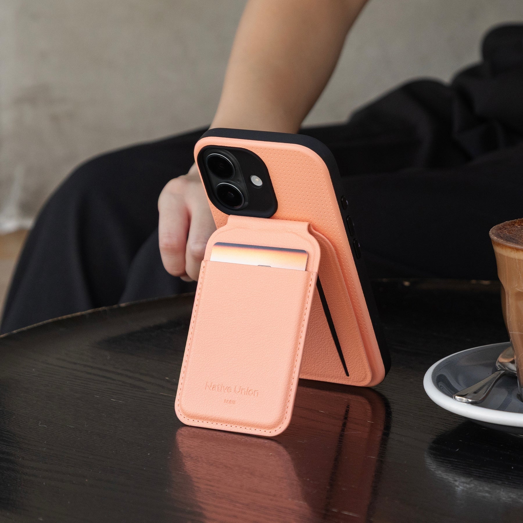 Active Wallet Stand - Magnetic