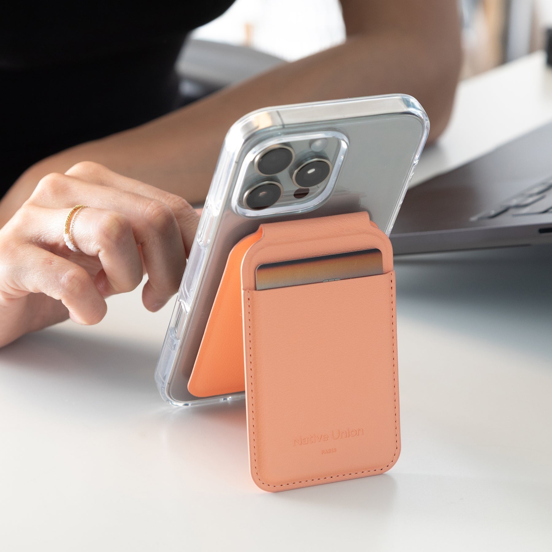 Active Wallet Stand - Magnetic