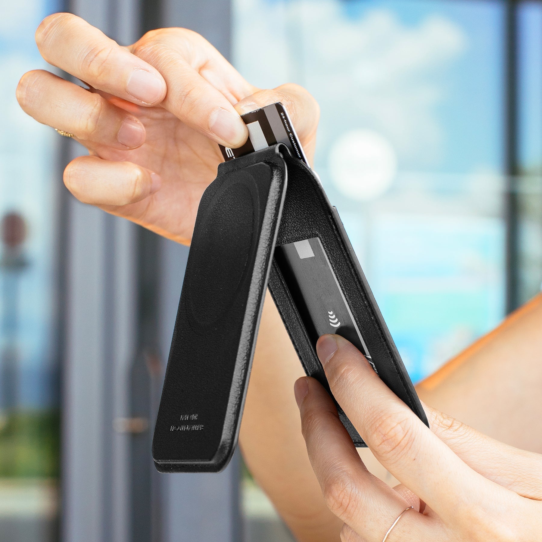 Active Wallet Stand - Magnetic