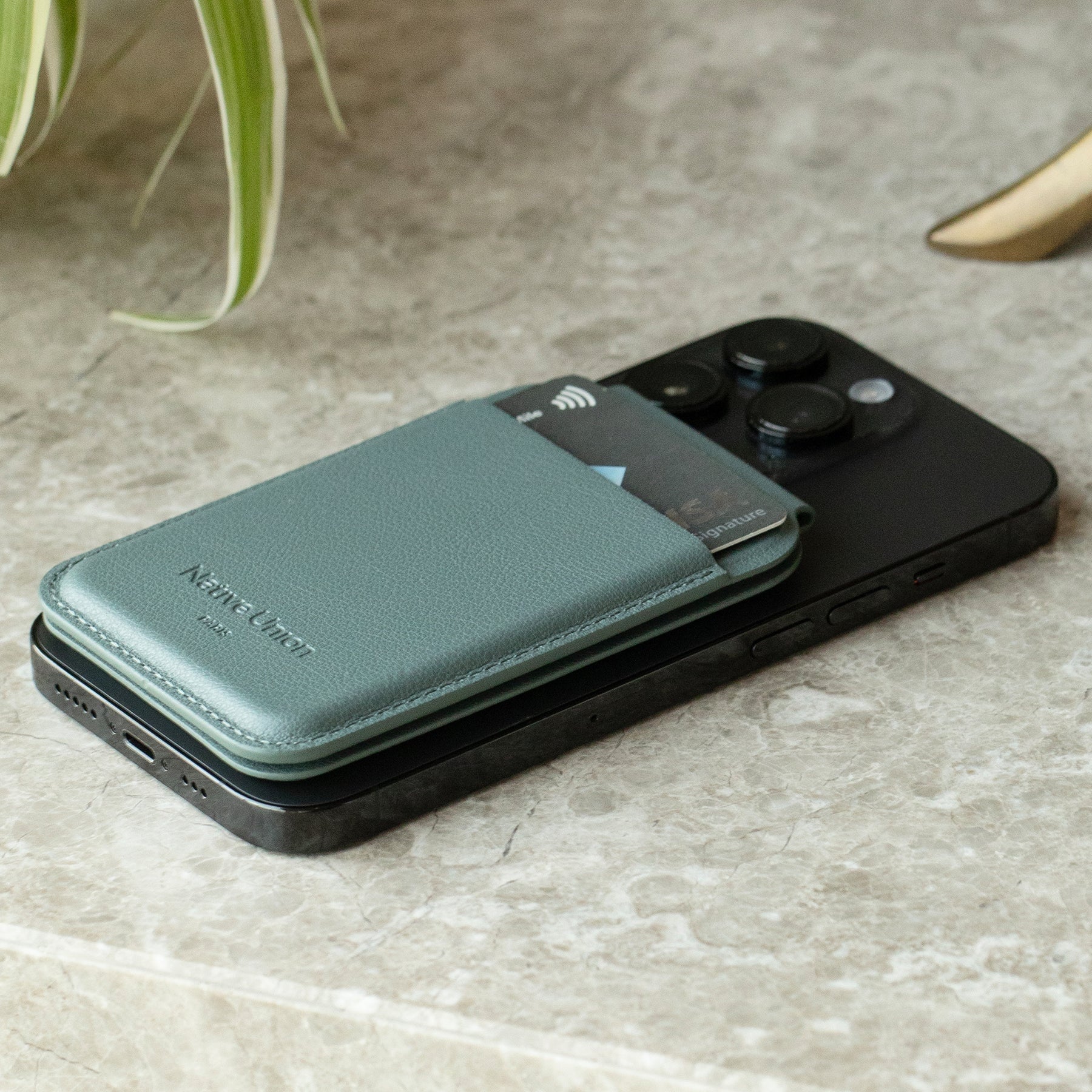 Active Wallet Stand - Magnetic
